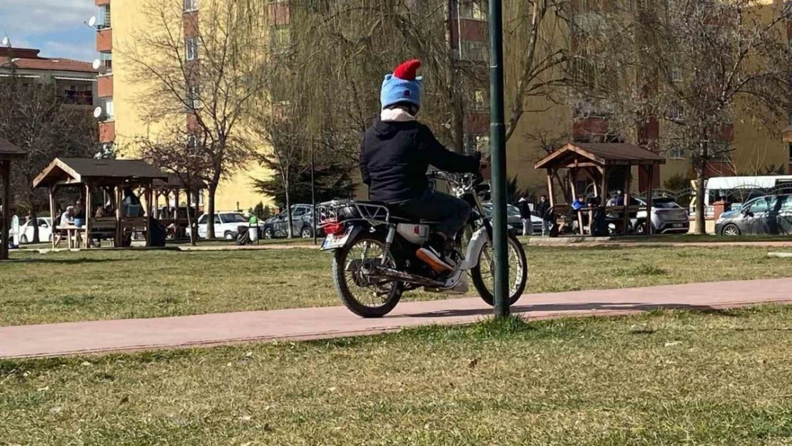 Yürüyüş yoluna giren motosikletli insanları rahatsız etti