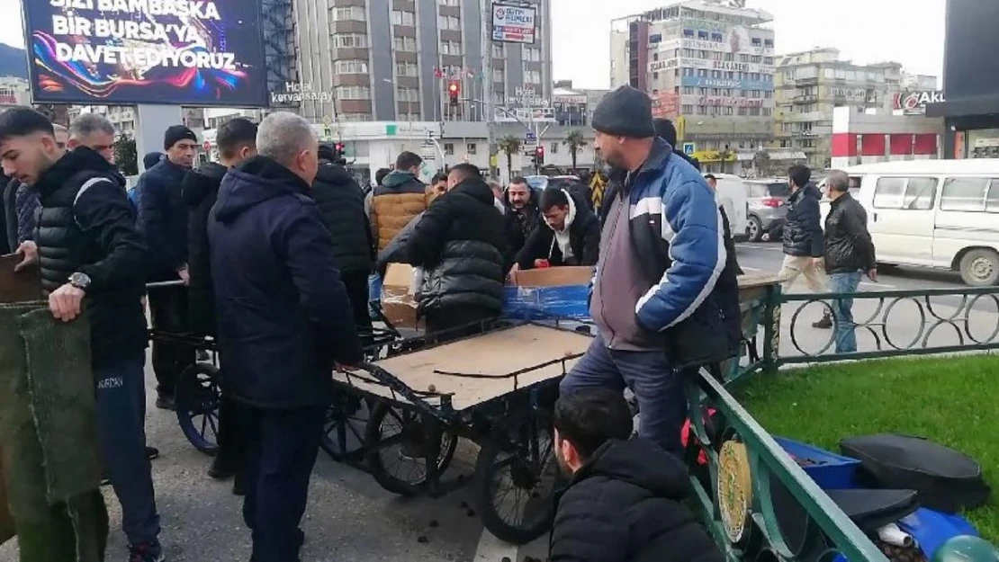 Zabıta izinsiz ceviz ve kestane satan seyyar satıcılara göz açtırmadı