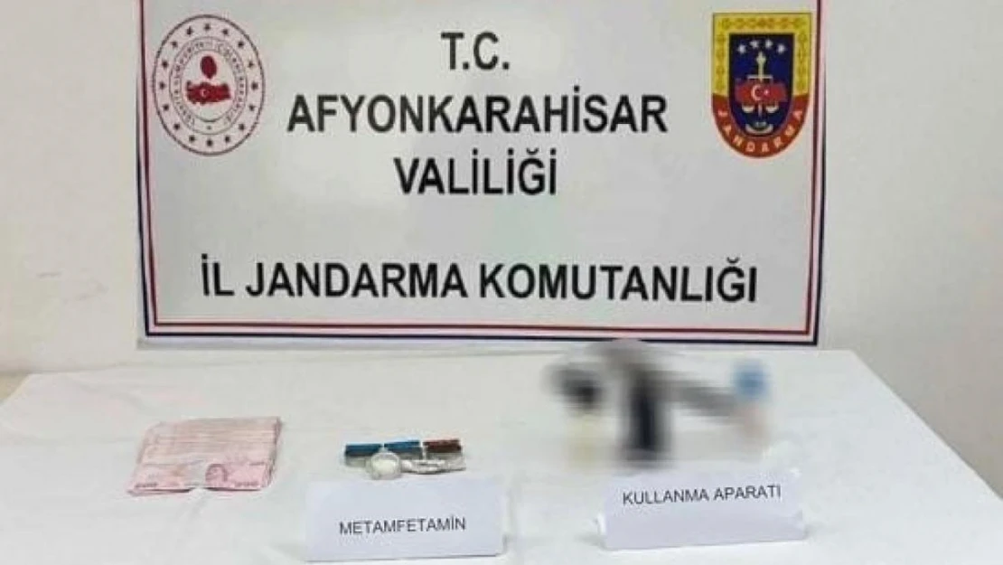 Zehir tacirleri ellerindeki uyuşturucuyu satamadan yakalandı