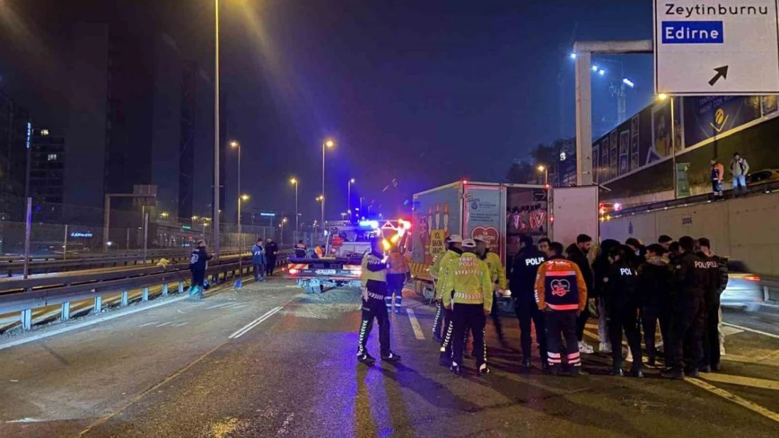 Zeytinburnu E-5 Karayolu'nda lüks otomobil yol bakım aracına çarptı: 5 yaralı