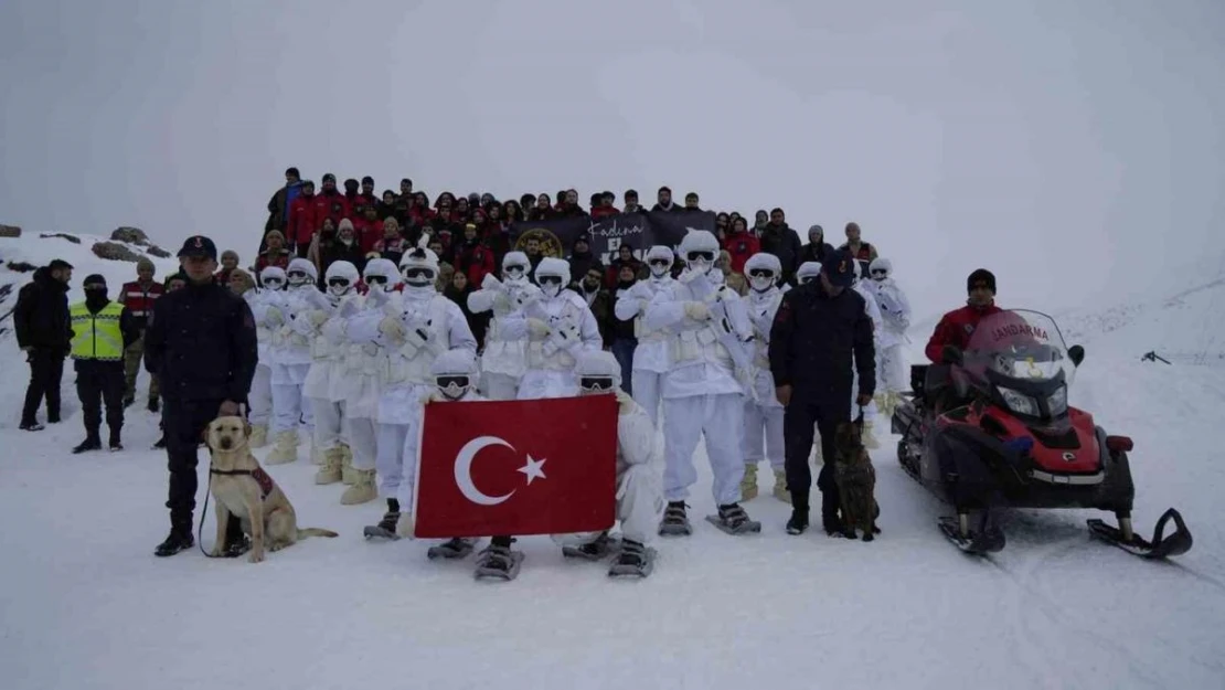 Zigana Dağı'nda JAK timlerinden üniversite öğrencilerine çığda arama eğitimi