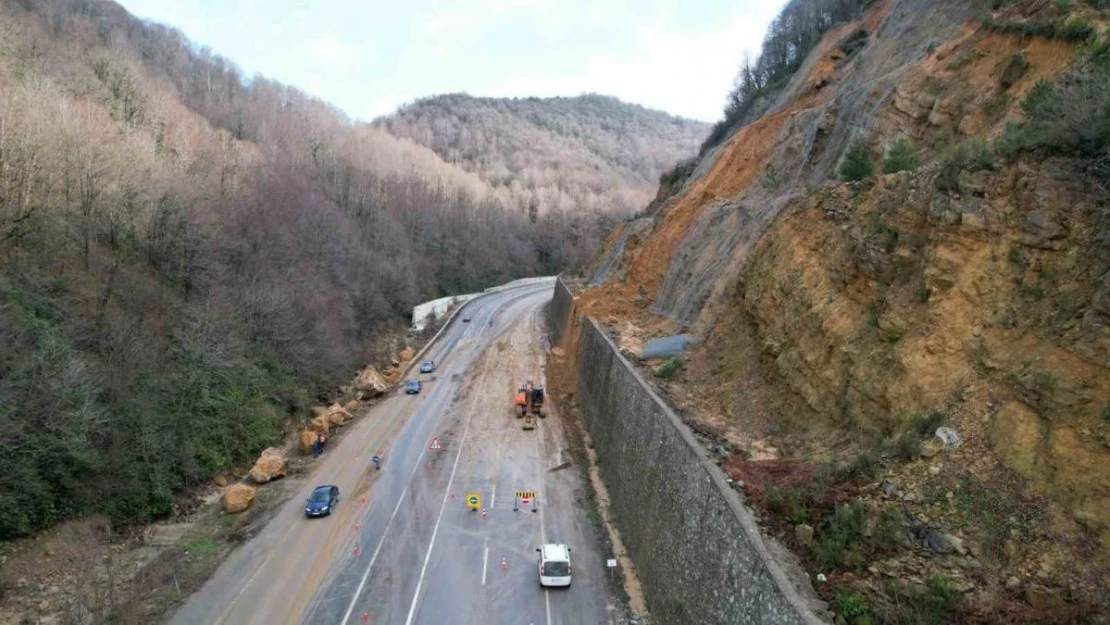 Zonguldak-Ankara kara yolundaki heyelan temizleme çalışmaları havadan görüntülendi