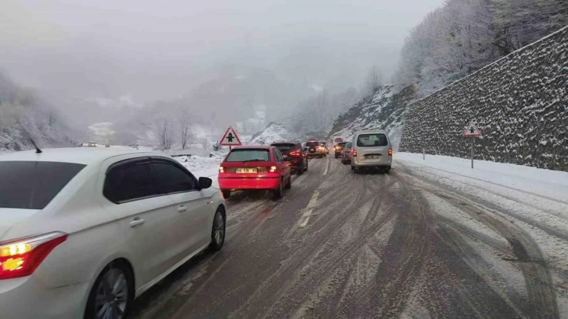 Zonguldak'ta kar yağışı etkili oldu: Karayolunda uzun araç kuyrukları oluştu