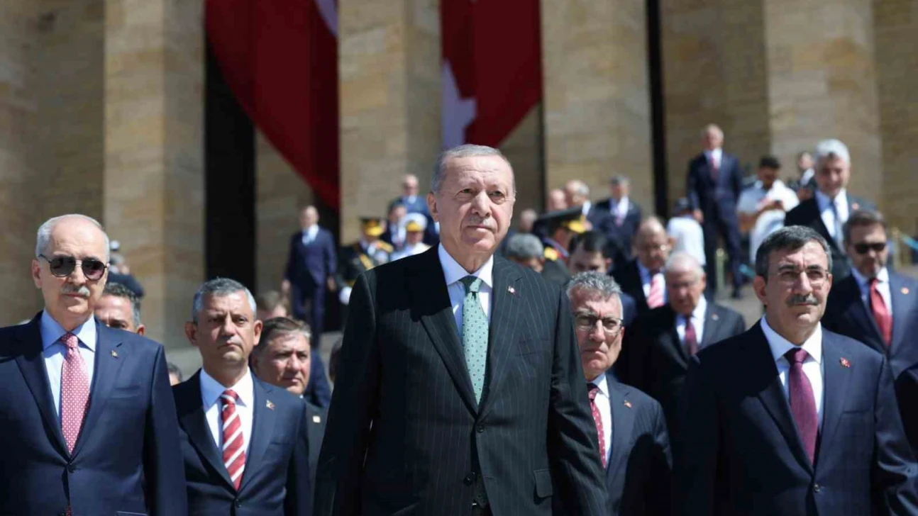 Cumhurbaşkanı Erdoğan başkanlığındaki devlet erkanı, Anıtkabir'i ziyaret etti