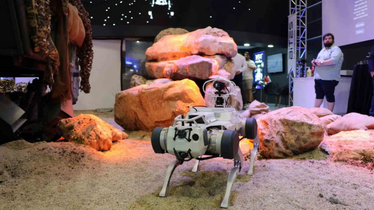 IDEF'te sergilenen zıplayan, takla atan ve selam veren robot köpekler ilgi görüyor