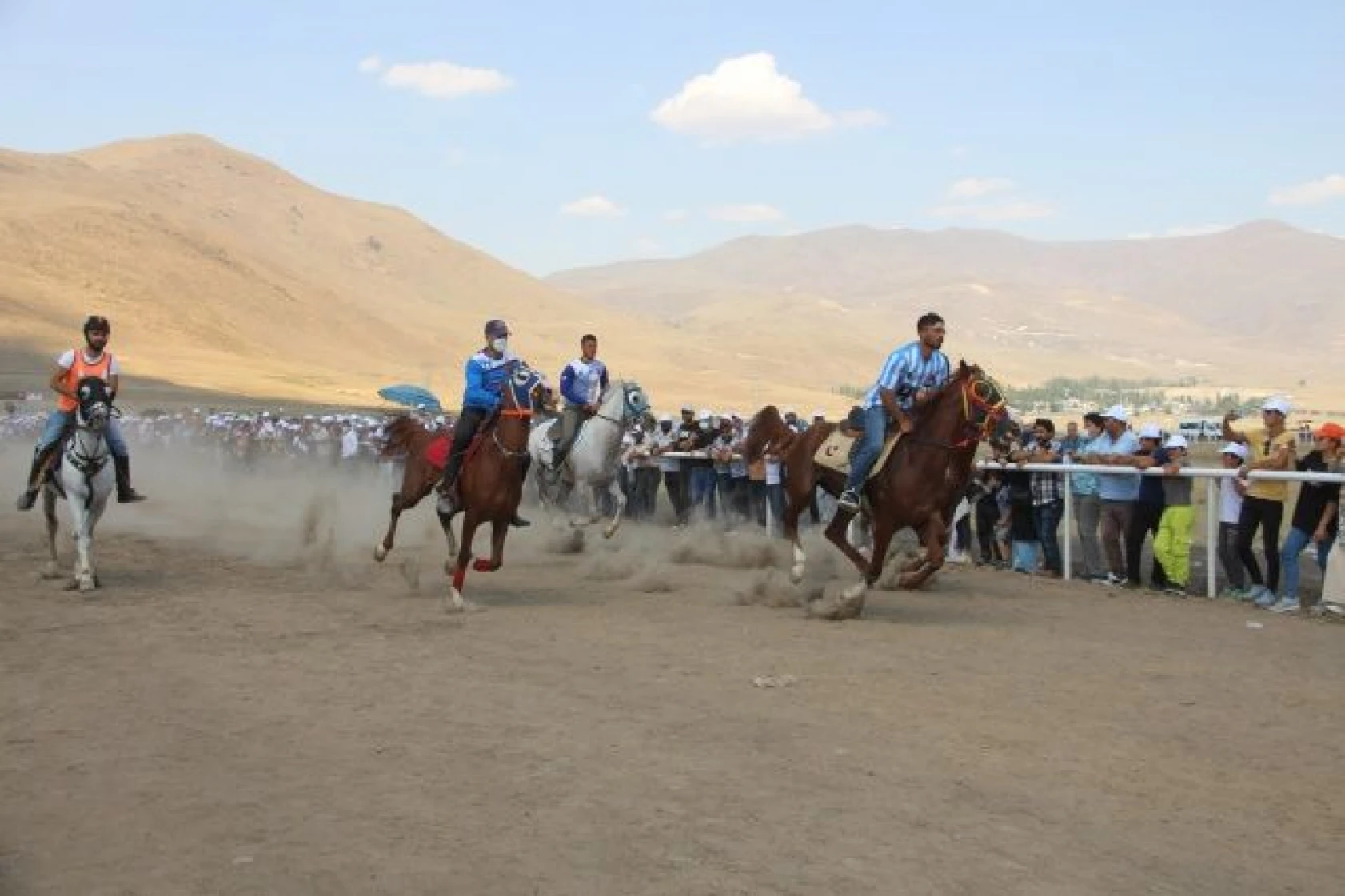 Erzurum'da at yarışları nefes kesti