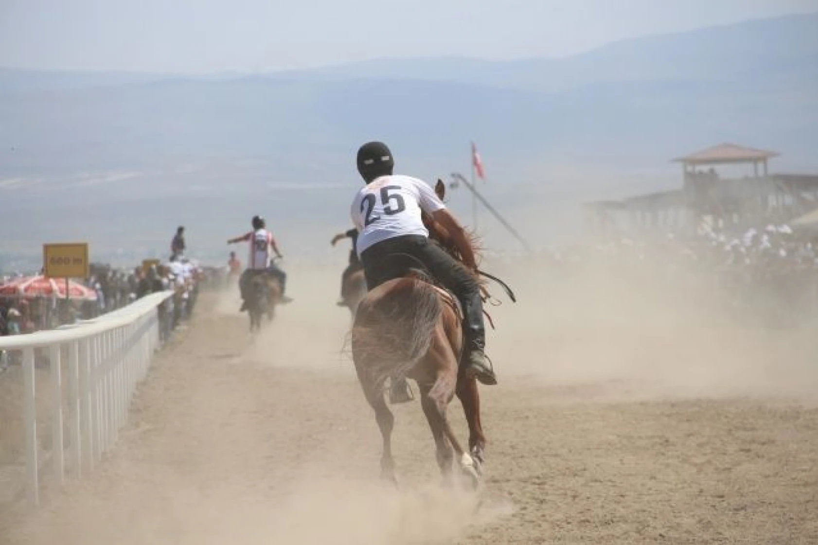 Erzurum'da at yarışları nefes kesti