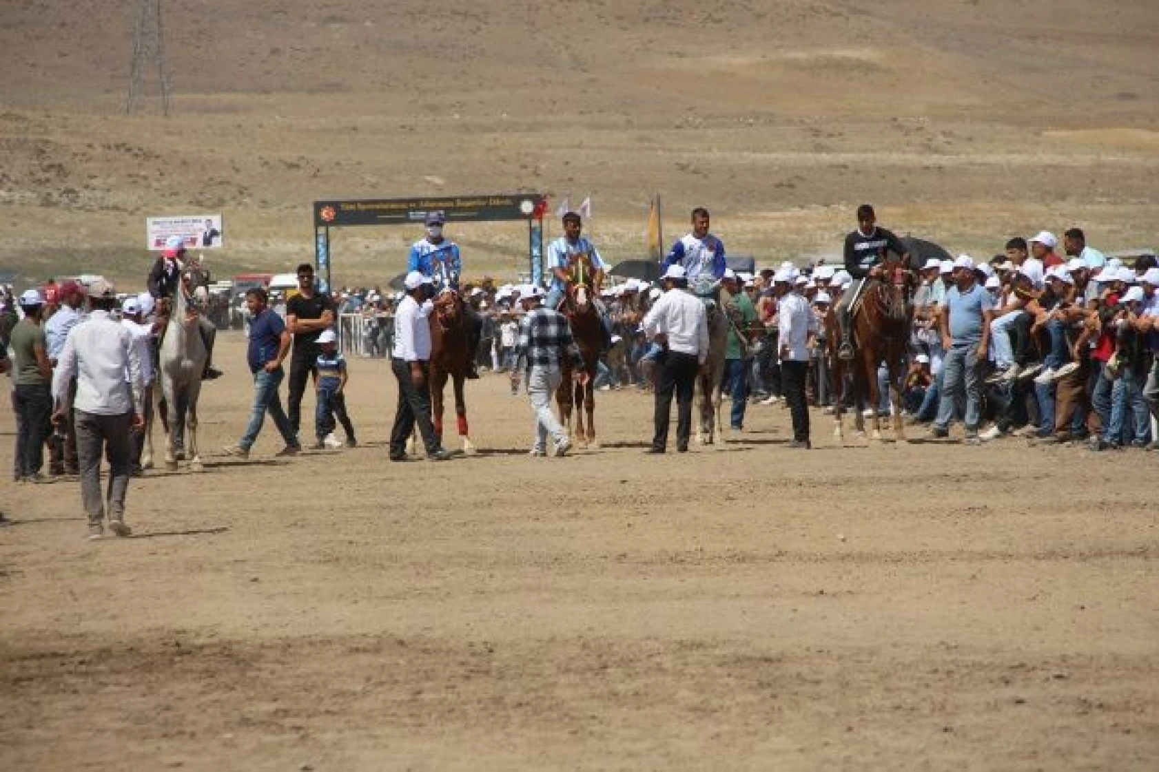 Erzurum'da at yarışları nefes kesti
