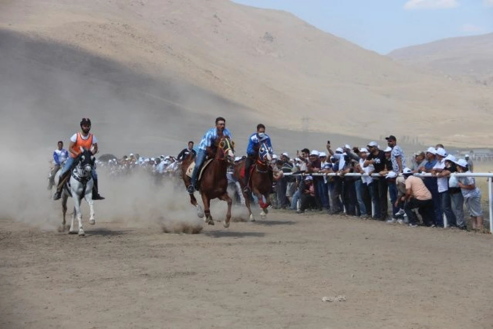 Erzurum'da at yarışları nefes kesti