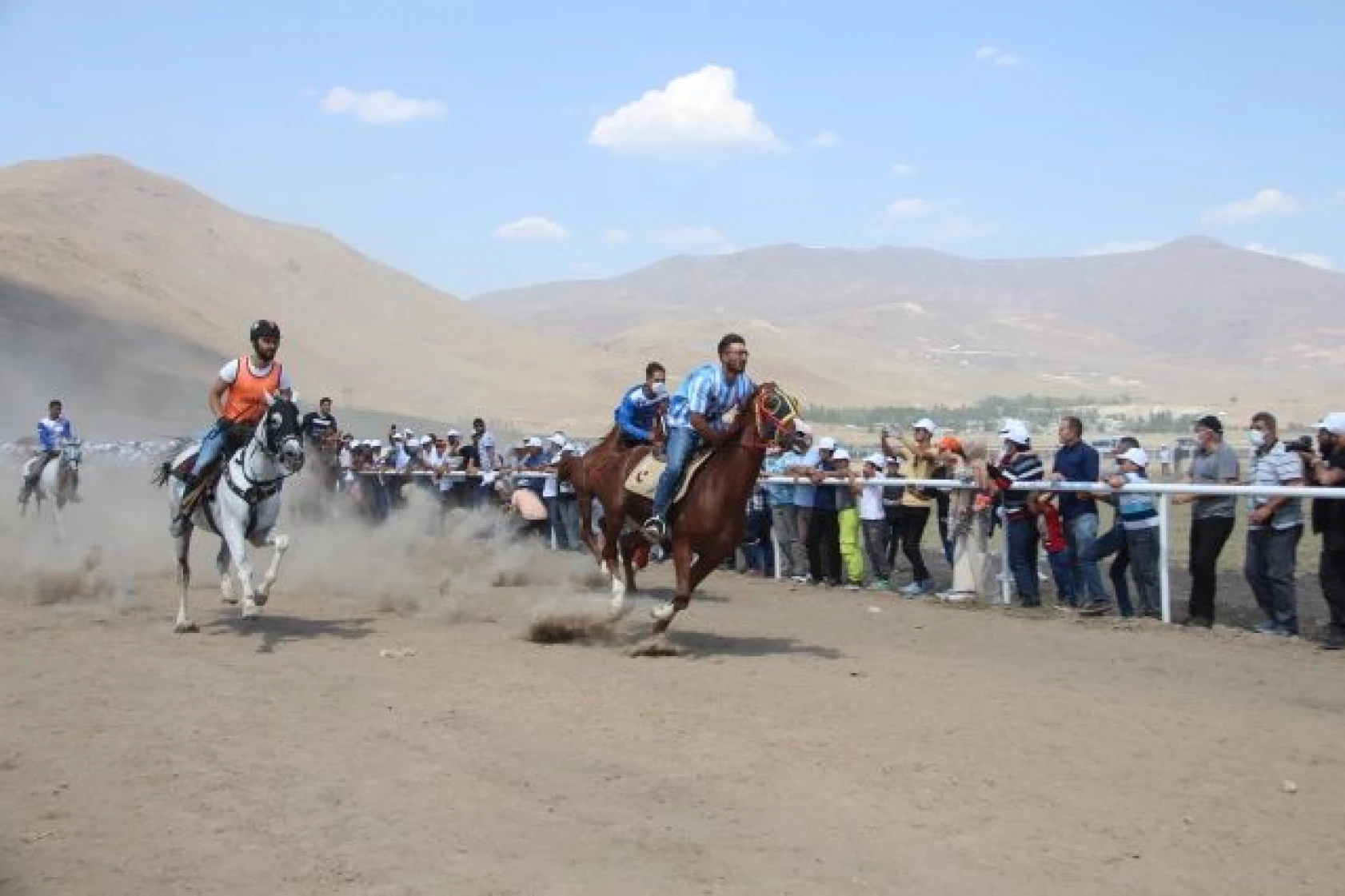 Erzurum'da at yarışları nefes kesti