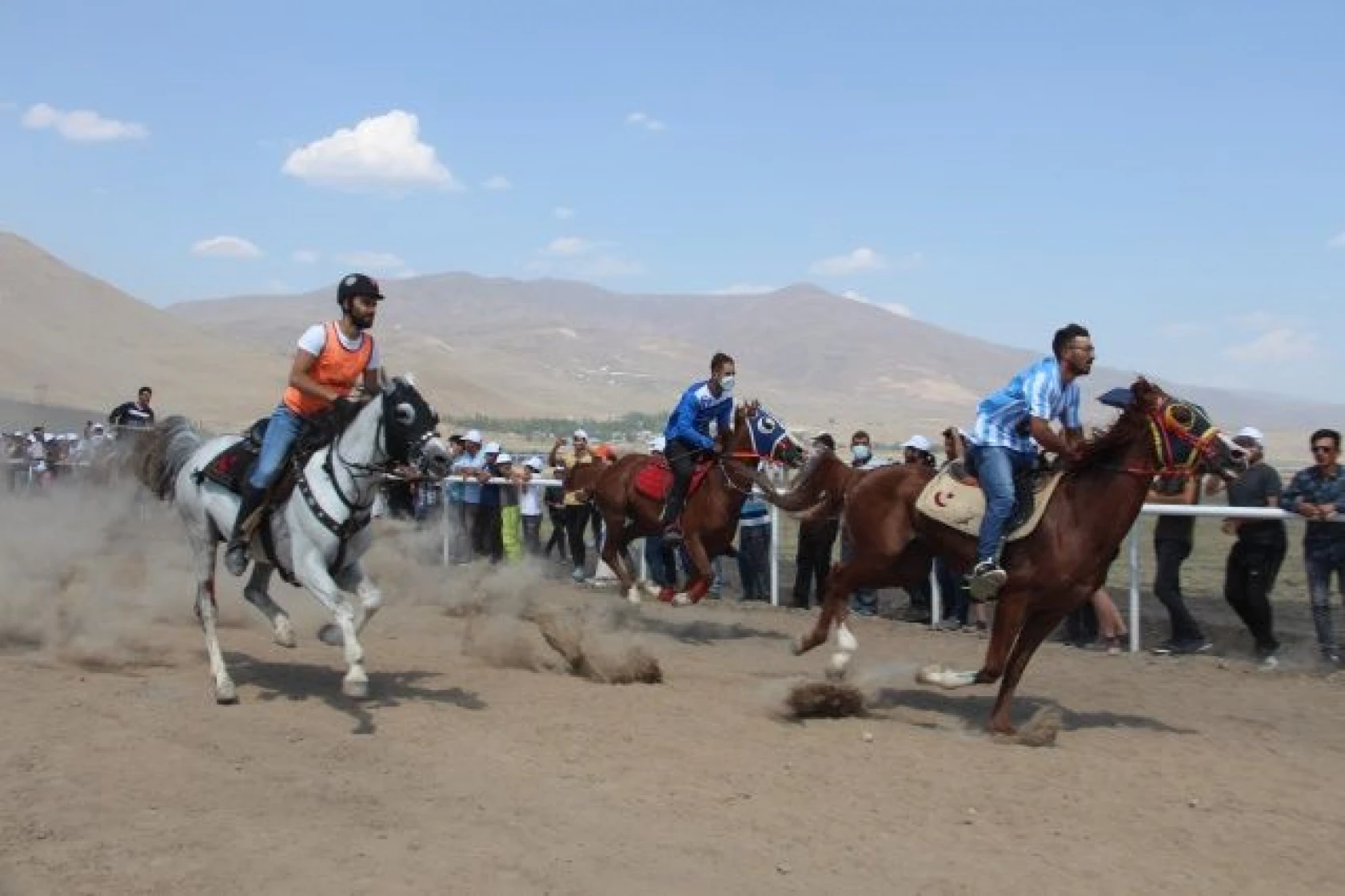 Erzurum'da at yarışları nefes kesti
