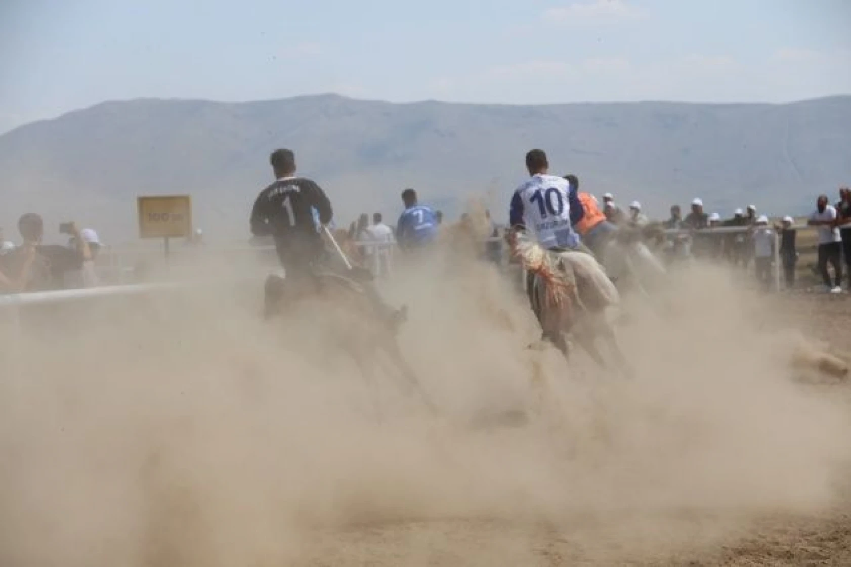 Erzurum'da at yarışları nefes kesti