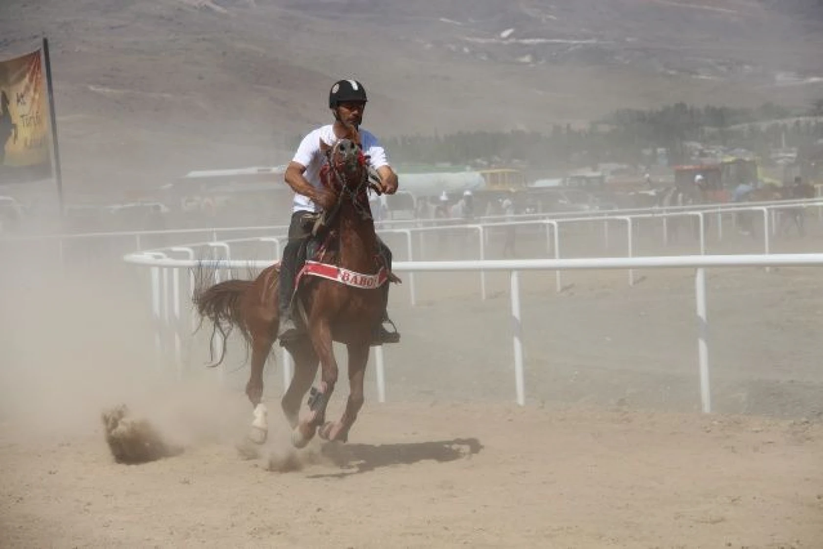 Erzurum'da at yarışları nefes kesti