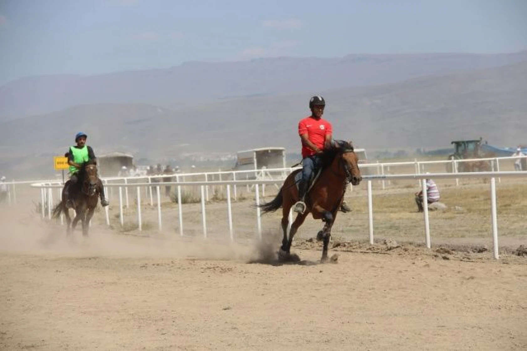 Erzurum'da at yarışları nefes kesti