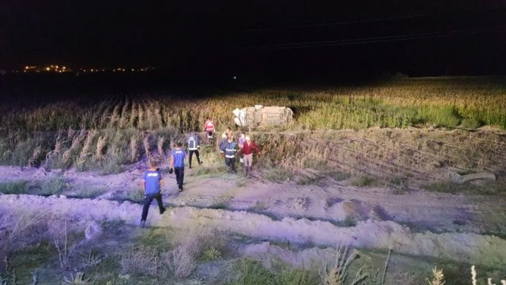 Van'da göçmenleri taşıyan araç kaza yaptı