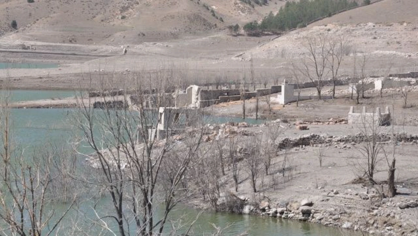 Sarıkamış'taki Karakurt Barajı'nda sular çekilince tarih ortaya çıktı