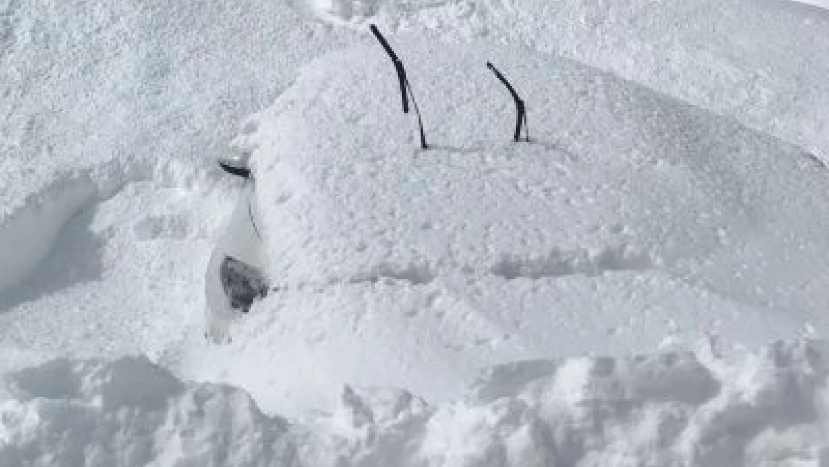 Bitlis'te kar 8 metreyi aştı Twıtter kar esprileriyle doldu taştı!