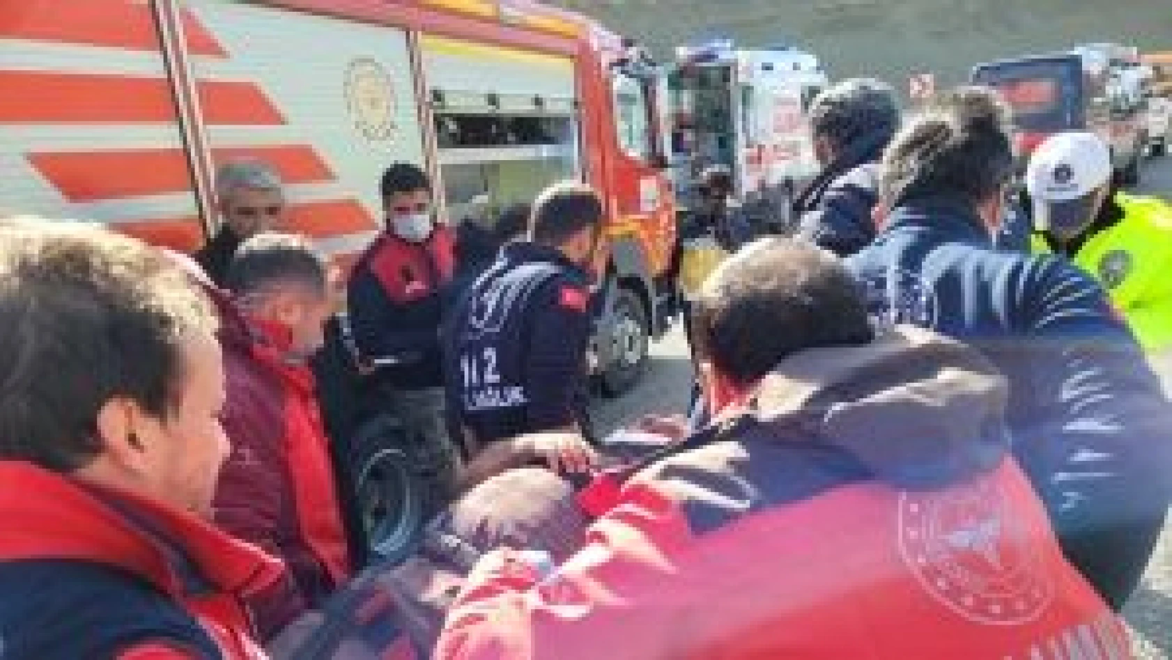 Van'da virajı alamayan tırın devrilmesi sonucu 2 kişi yaralandı