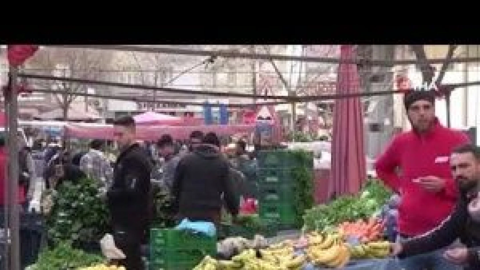 Ağır hasarlı binaların arasında kurulan semt pazarı faciaya davetiye çıkarıyor