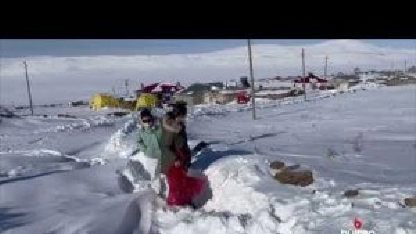 Ardahan'da sağlık ekipleri karda bata çıka yürüyerek köylere aşı götürüyor