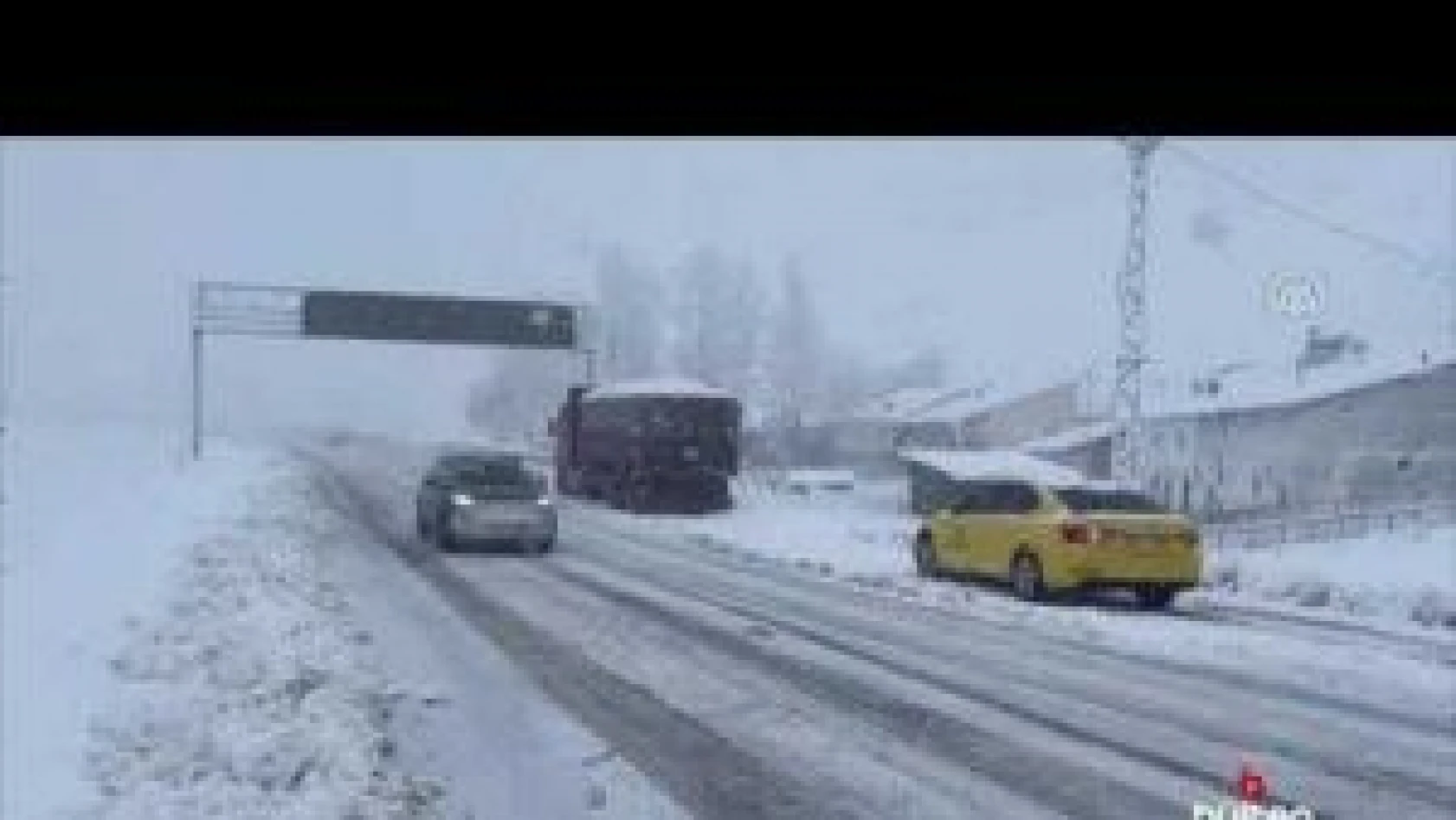 Bayburt Erzurum kara yolu Kop Dağı Geçidi'nde ulaşım kontrollü sağlanıyor