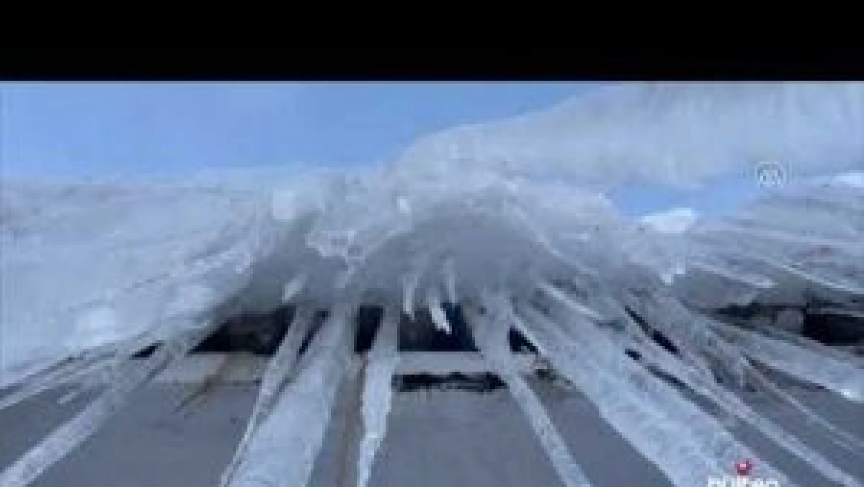Binalarda bir metreyi aşan buz sarkıtları oluştu