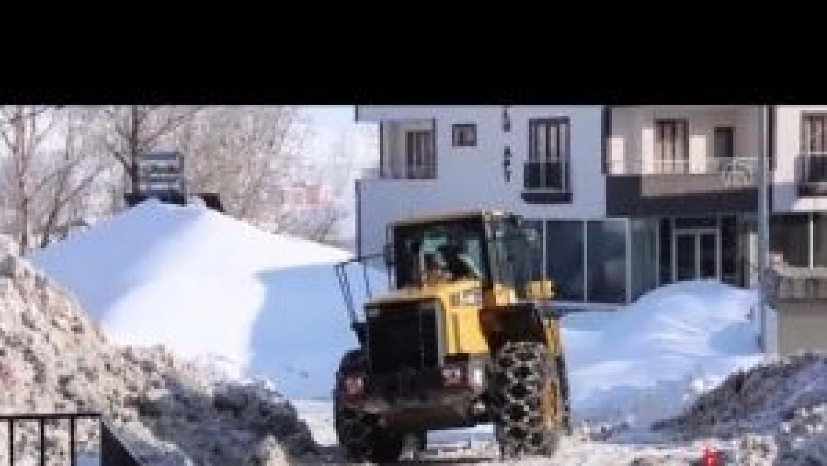 Bingöl Karlıova'da kar temizleme çalışması için tüm ekipler seferber