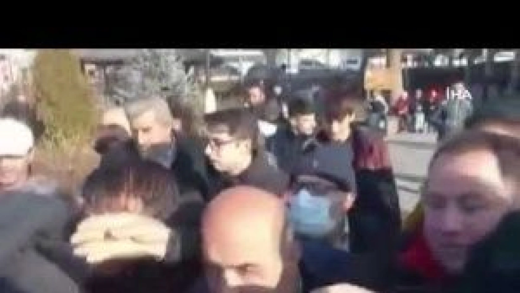 CHP Erzurum'da Kur'an-ı Kerim dağıttı, vatandaşlar birbirleriyle yarıştı