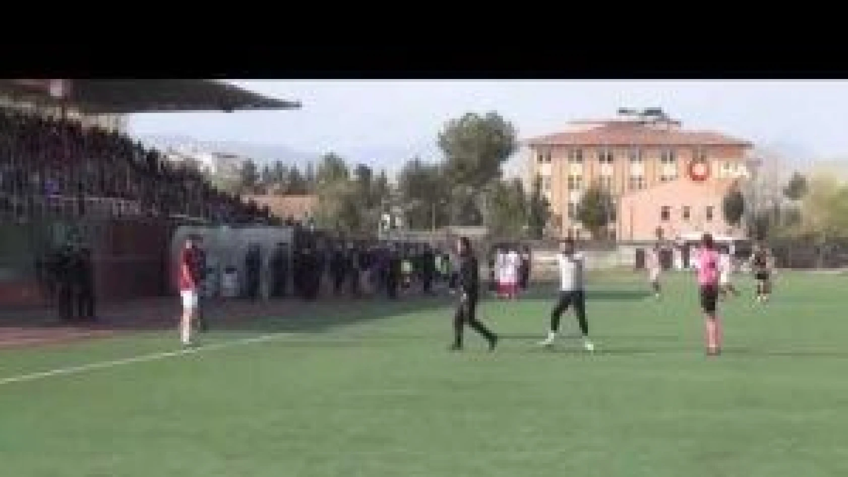 Cizre Serhat Spor ile Yeşil Varto Futbol takımları arasındaki BAL müsabakası olaylı geçti