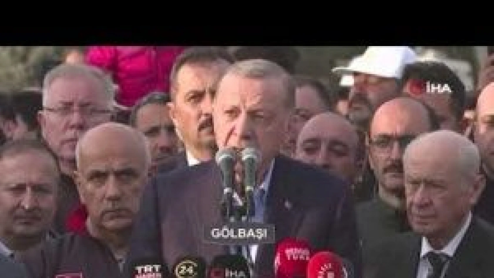 Cumhurbaşkanı Erdoğan deprem bölgesinde çocuklara para dağıttı