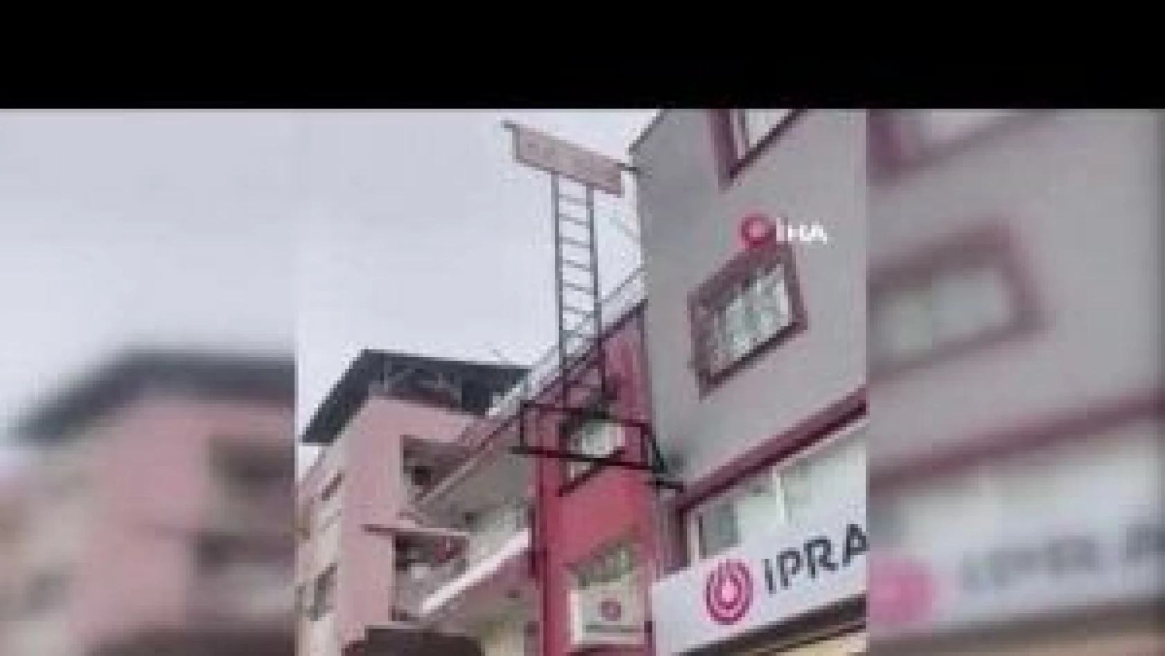 Depremin şiddeti ile yarılan duvar güvenlik kamerasına yansıdı