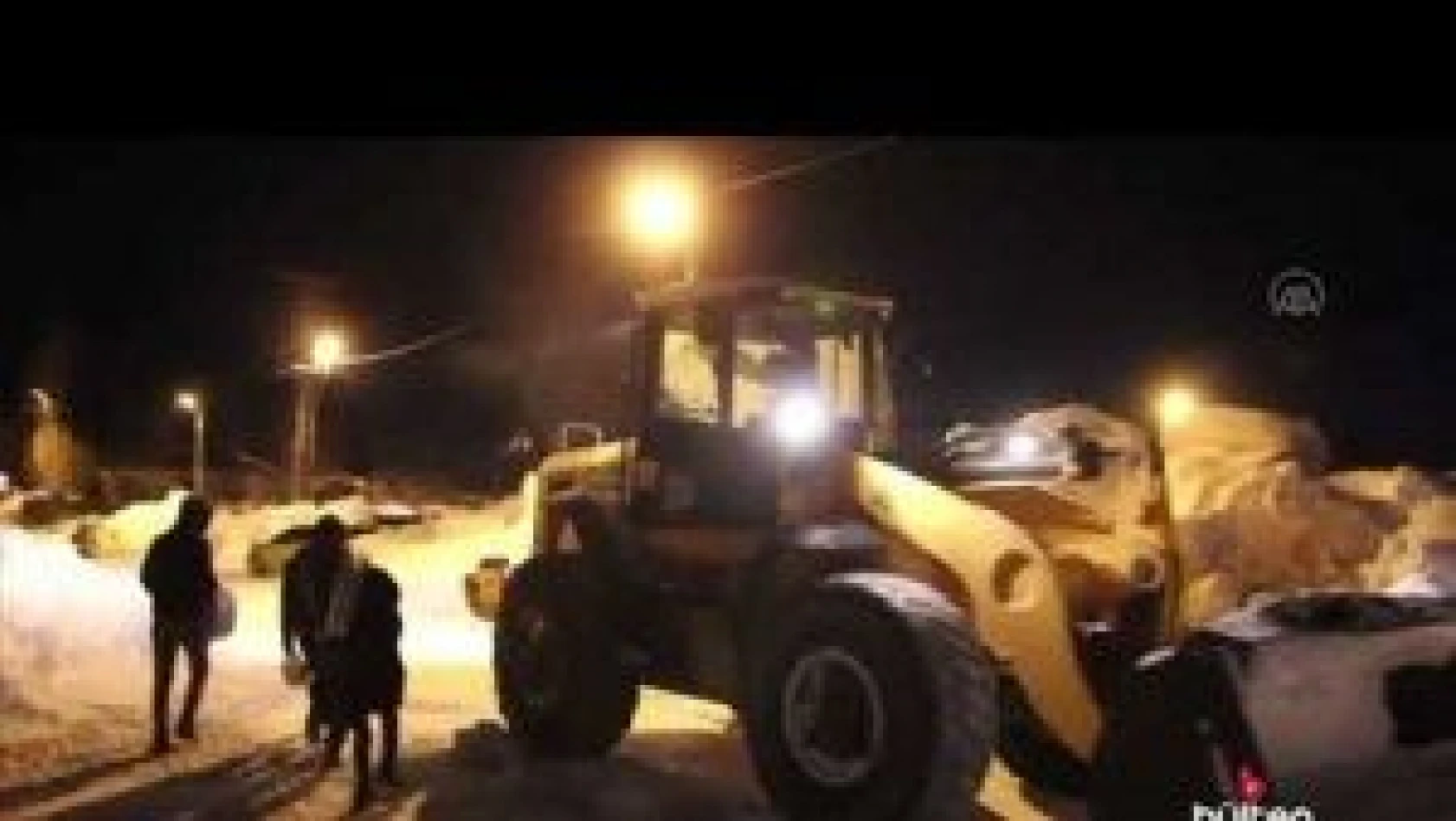 Ekipler öğrencilerin okula ulaşımı için gece de kar temizleme çalışması yaptı