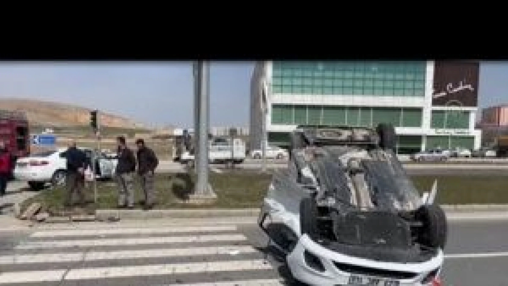 Elazığ'da hafif ticari araç otomobille çarpıştı, 1 kişi öldü, 5 kişi yaralandı