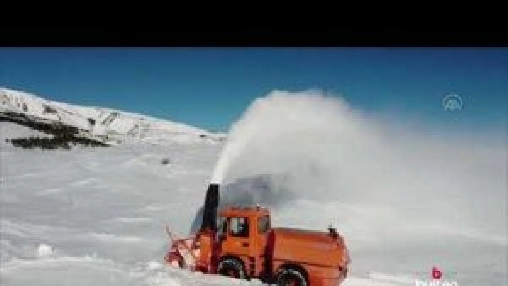 Erzincan'da karayolları ekipleri Kızıldağ ve Sakaltutan geçitlerinde zorlu mesaide