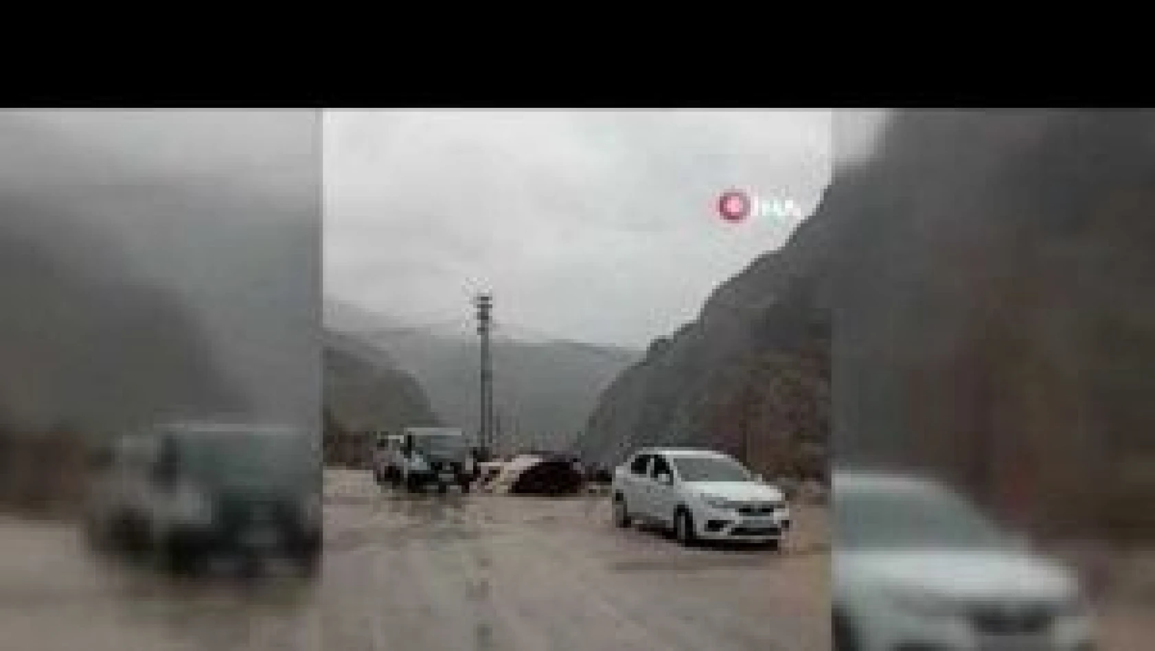 Erzincan'da sel köy yollarını kapattı