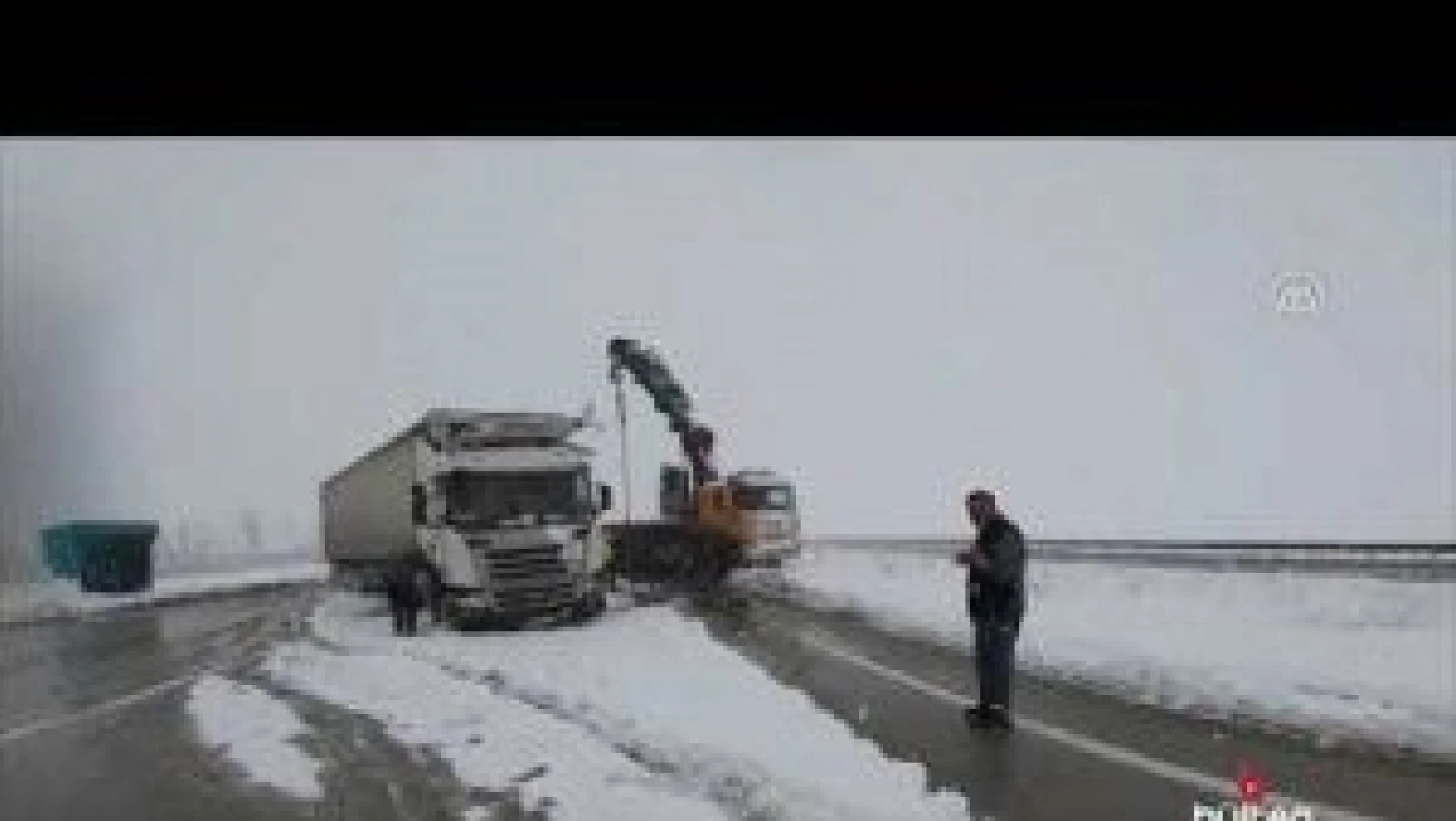 Erzurum'da TIR'ın karda kaymasıyla kapanan Erzurum - Erzincan kara yolu ulaşıma açıldı