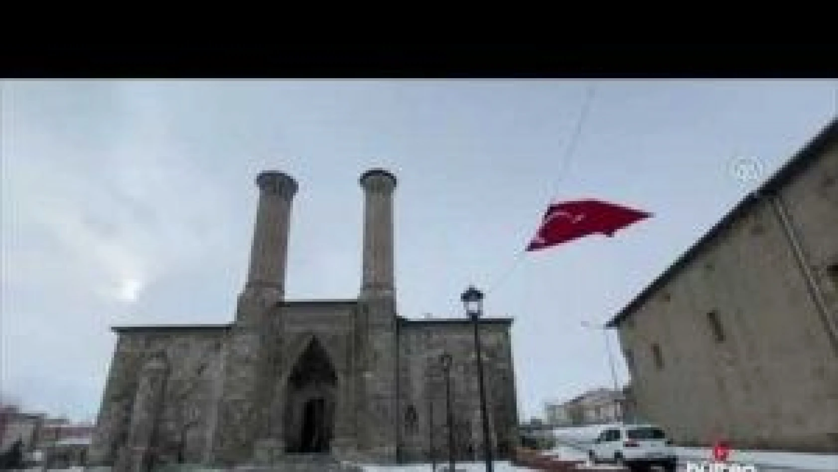 ERZURUM - Doğu'da kar yağışı ve dondurucu soğuklar hayatı olumsuz etkiledi