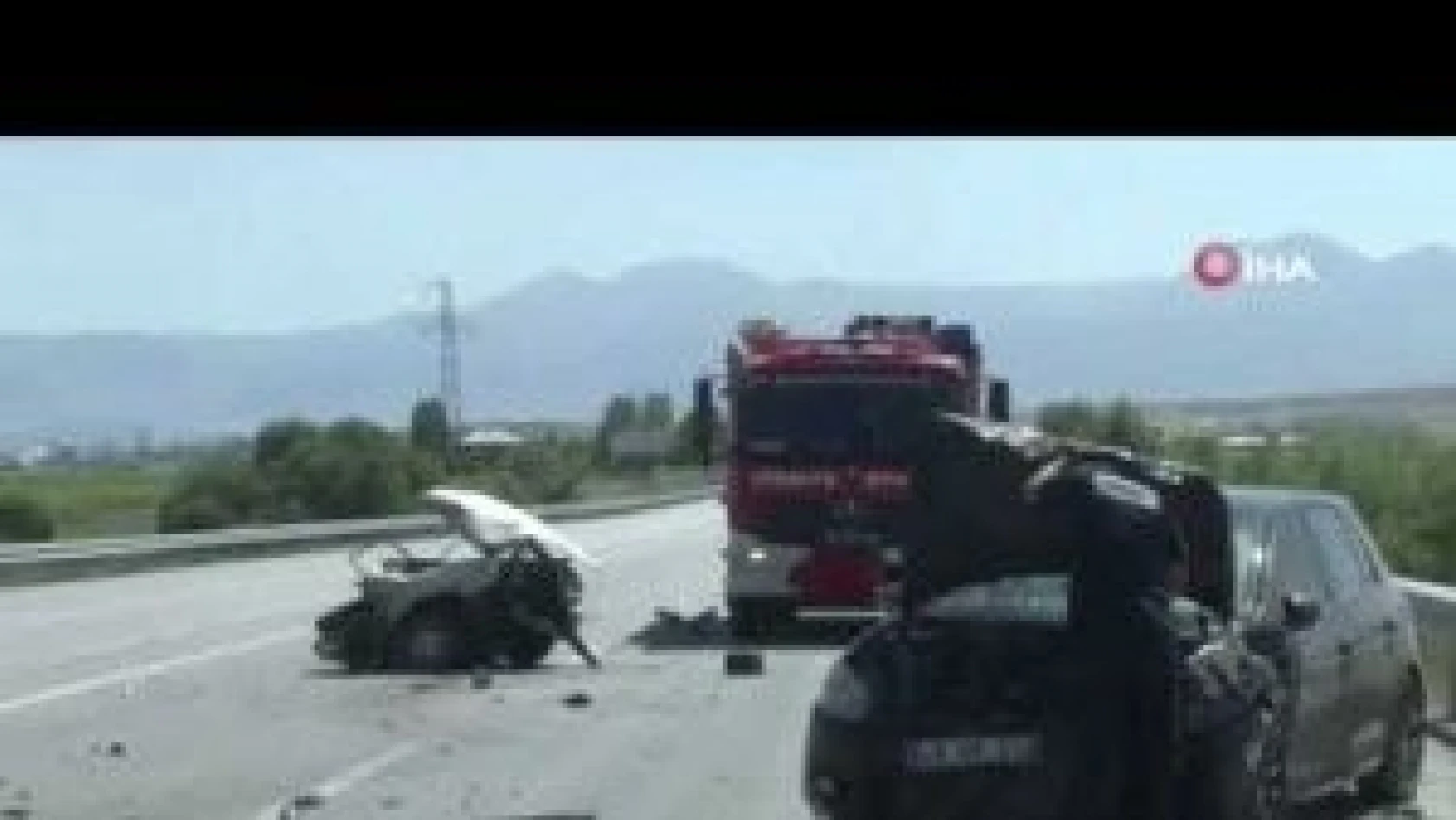 Erzurum'da feci kaza, araç ikiye bölündü: 5 yaralı
