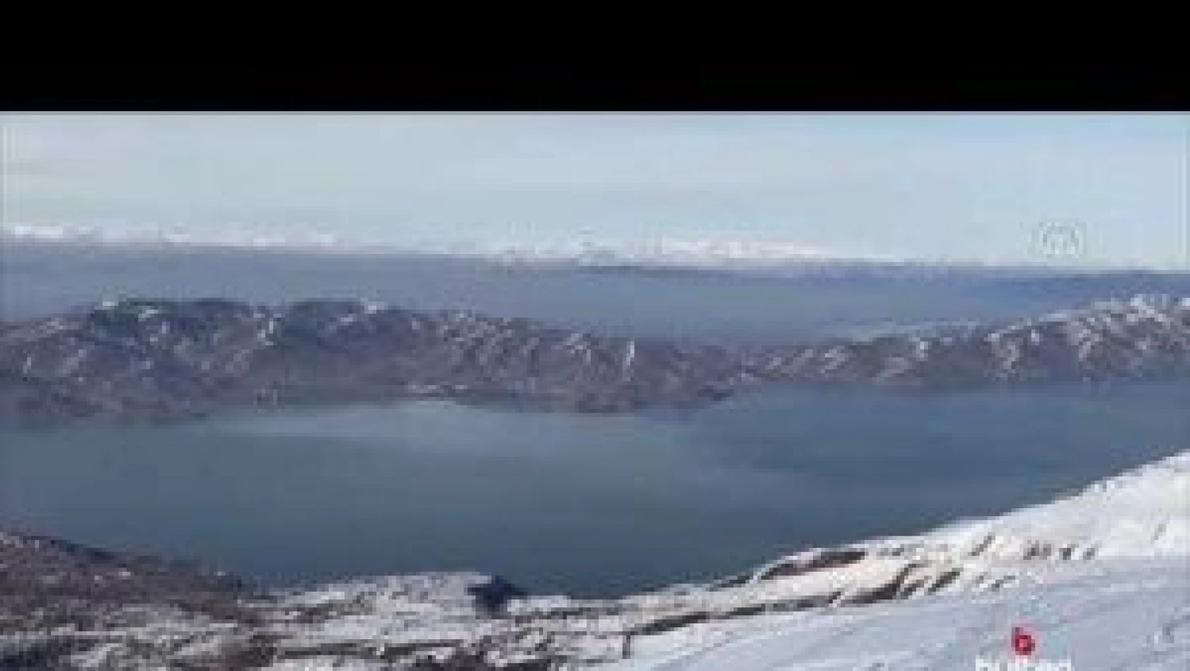 Göl manzaralı kayak merkezinde kar bereketi