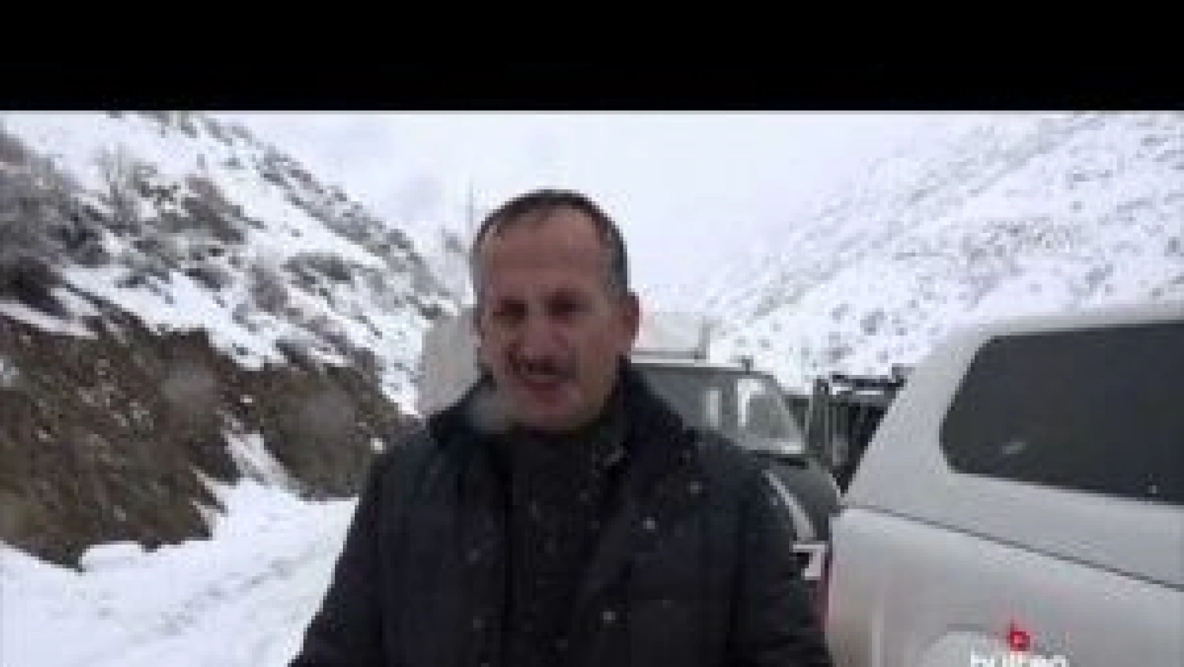 Hakkari'de aracı kara saplanan sürücüye Şemdinli Belediye Başkanı Saklı yardım etti