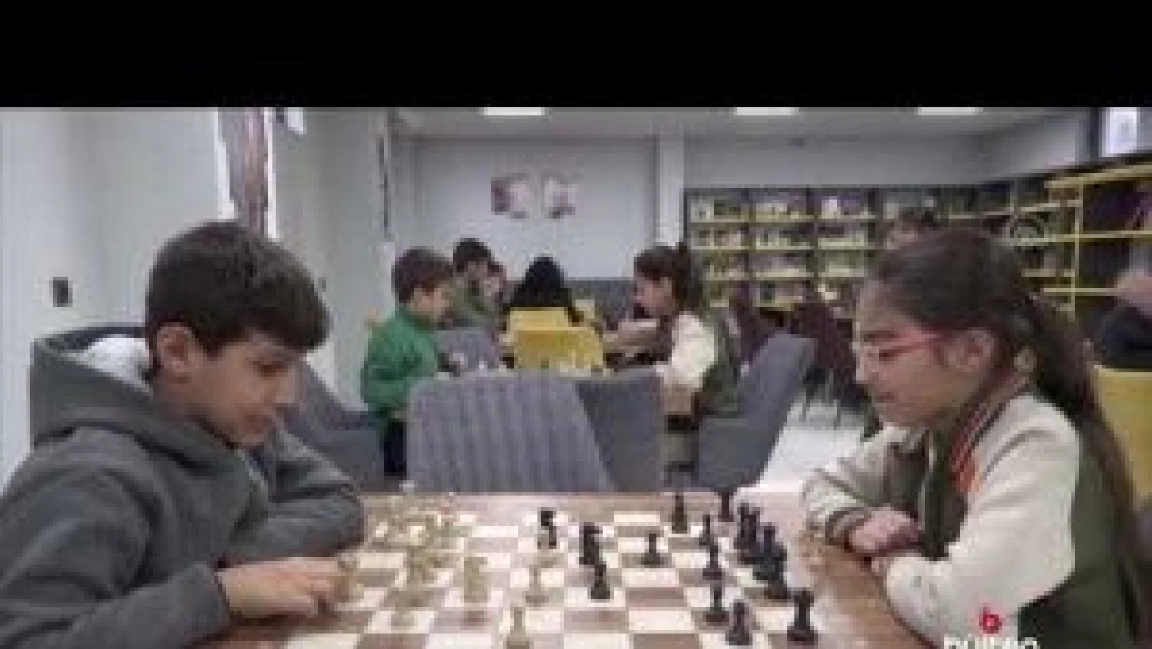 Hakkari'de Şemdinli'de çocuklar satranç kursunda turnuvalara hazırlanıyor
