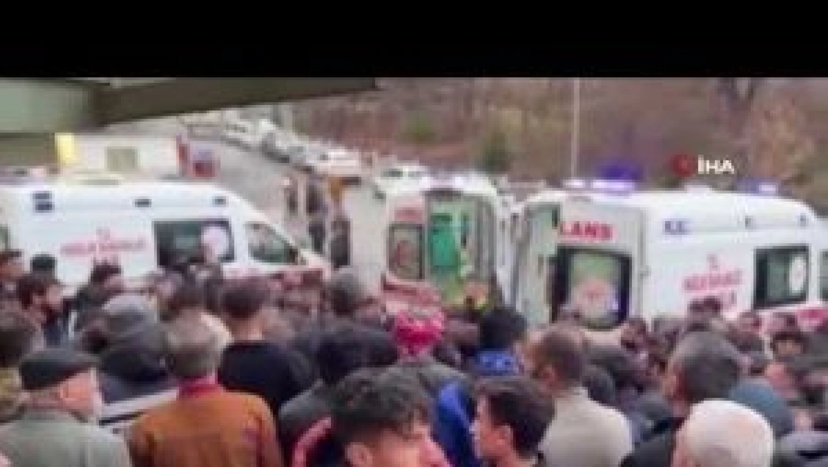 Hakkari'de turnuvaya giden öğrencileri taşıyan ambulans kaza yaptı
