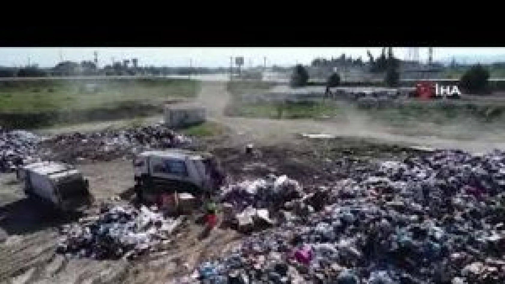 Hatay'da kentin dışına toplanan çöp yığını havadan görüntülendi