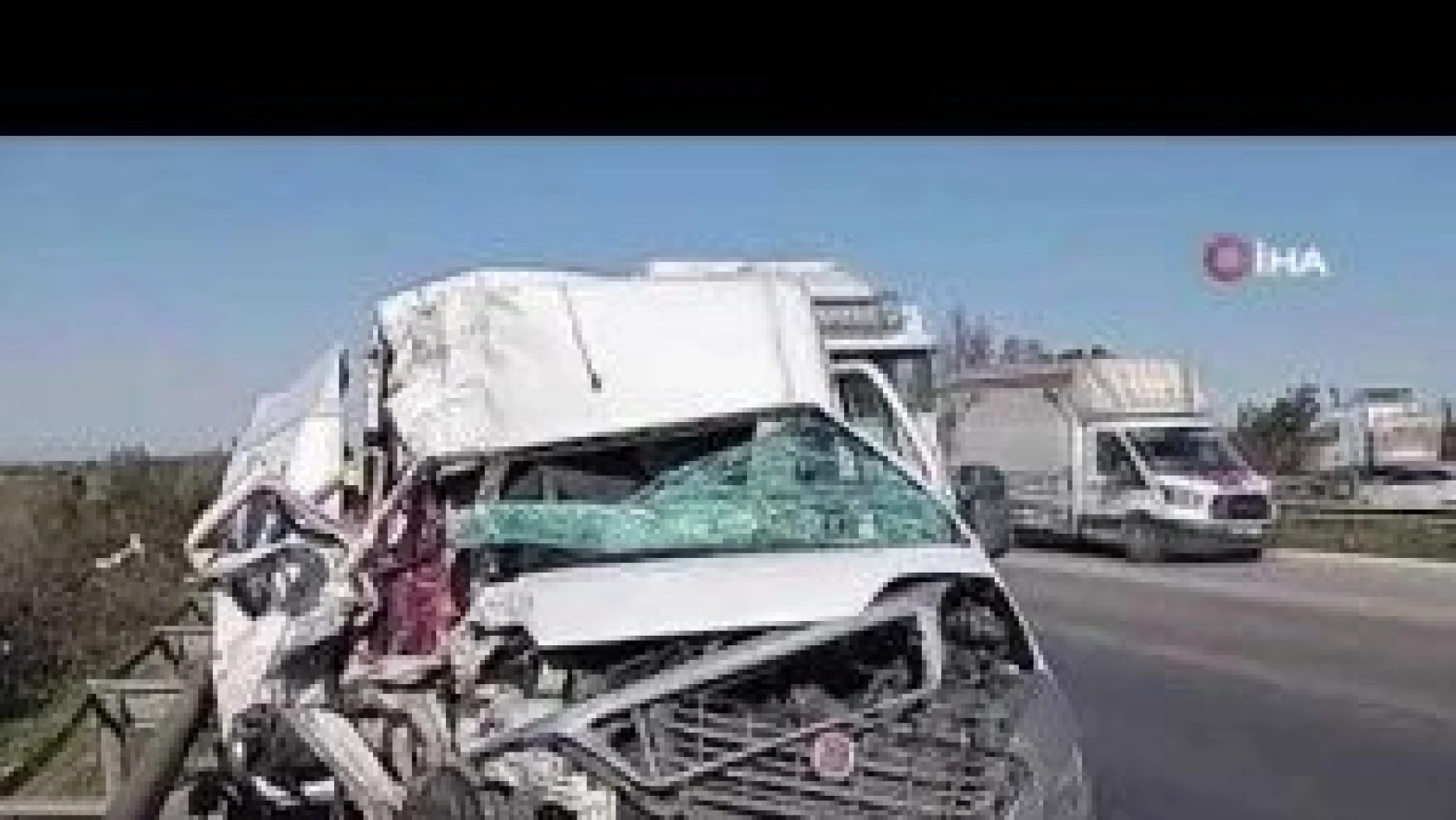 Hatay'a yardıma giden kamyon ve panelvan çarpıştı: 4 yaralı