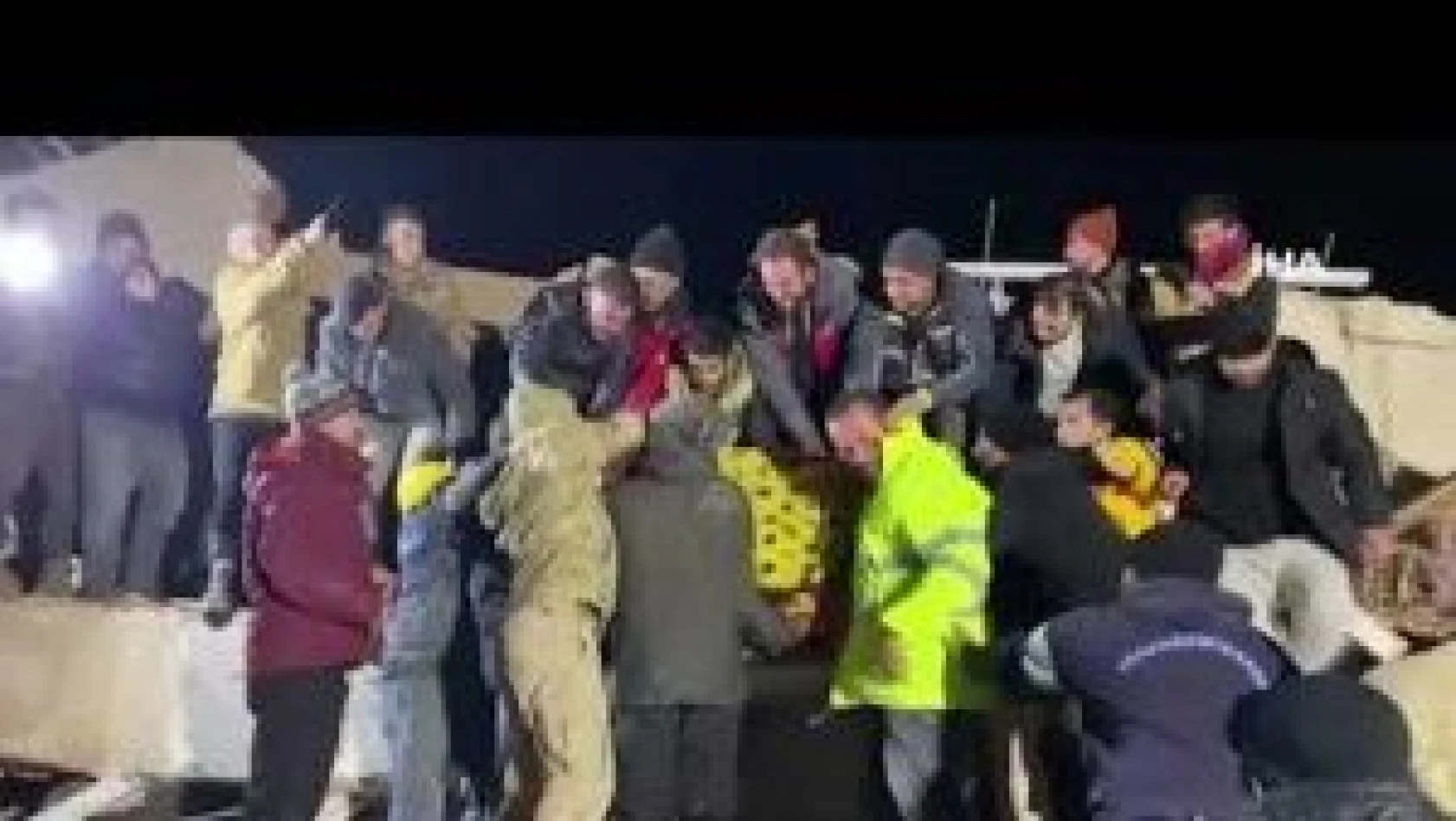 Hatay'da 42 saat sonra enkazdan kurtarılan Fatma teyze: &quotHepinizi çok seviyorum&quot