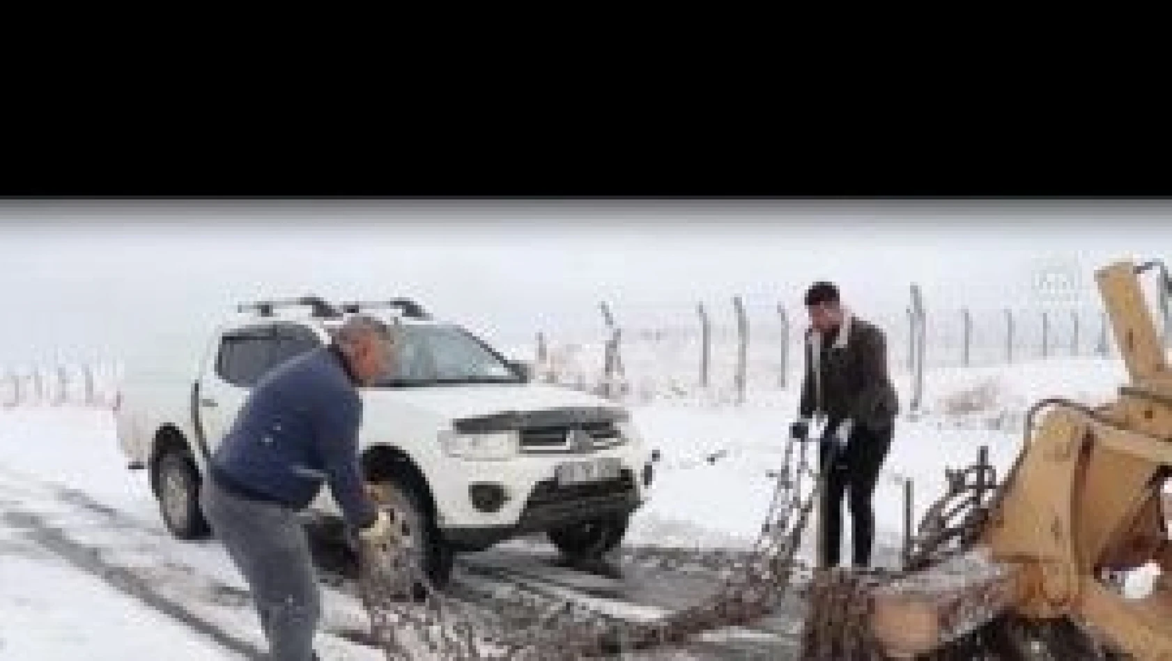 Iğdır'da kar nedeniyle kapanan köy yollarını açma çalışmaları sürüyor