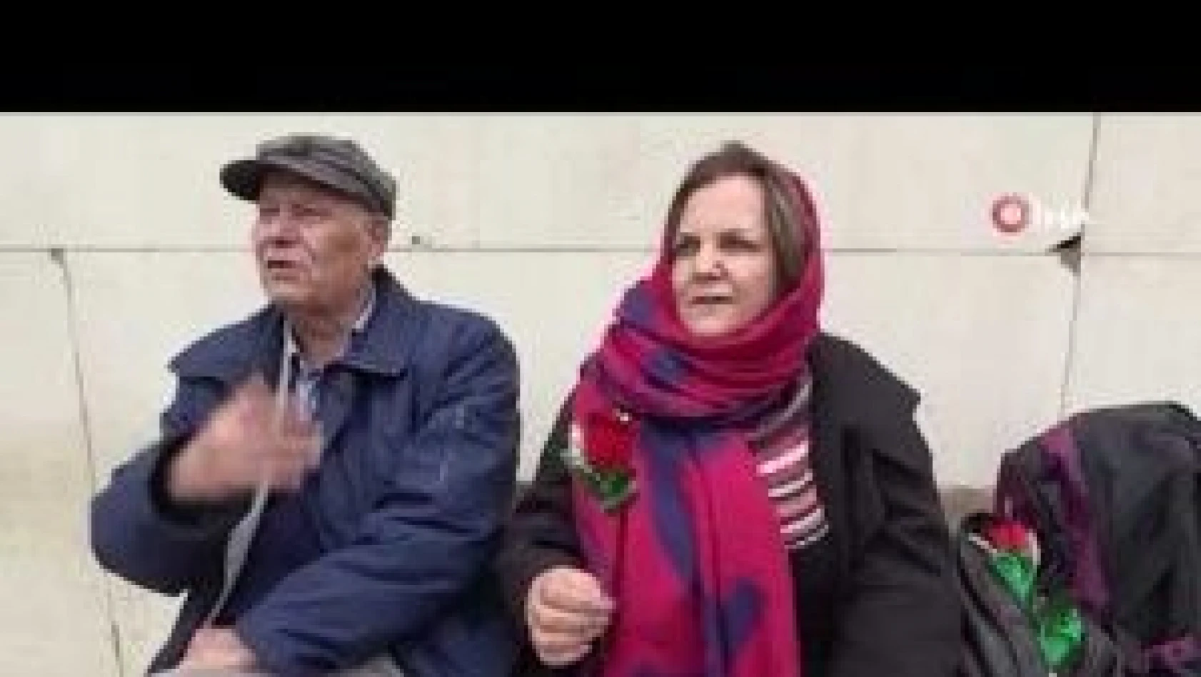 İranlı turistler Yüksekova'da güllerle karşılandı