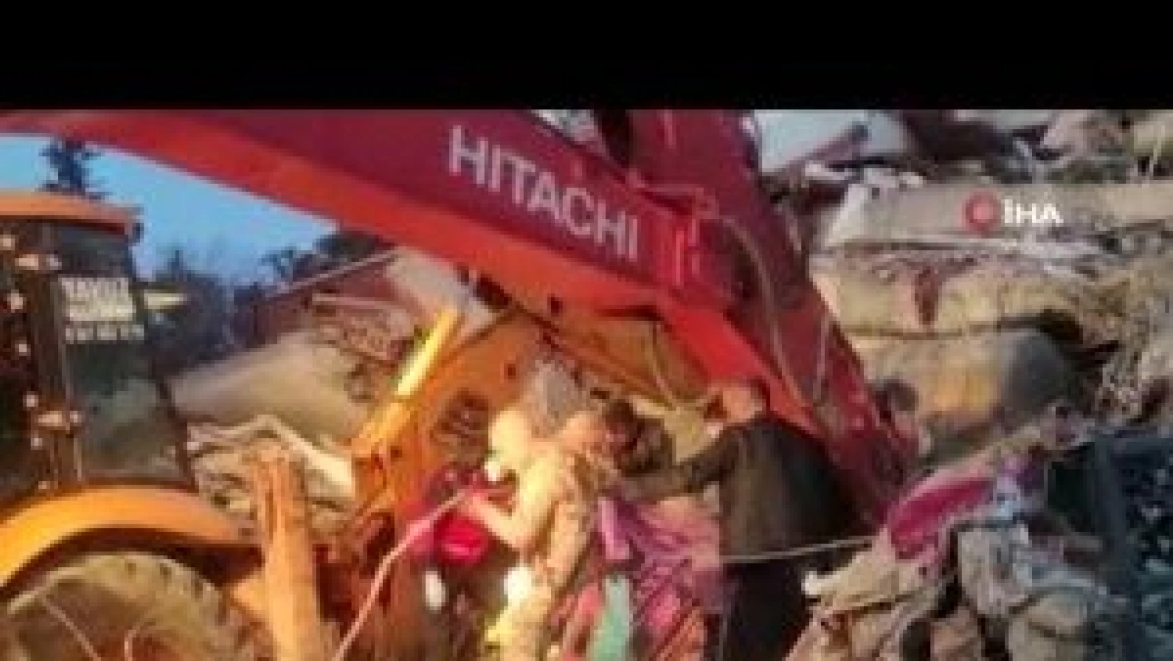 İslahiye'de enkazdan 4 yaşındaki çocuk sağ olarak çıkarıldı