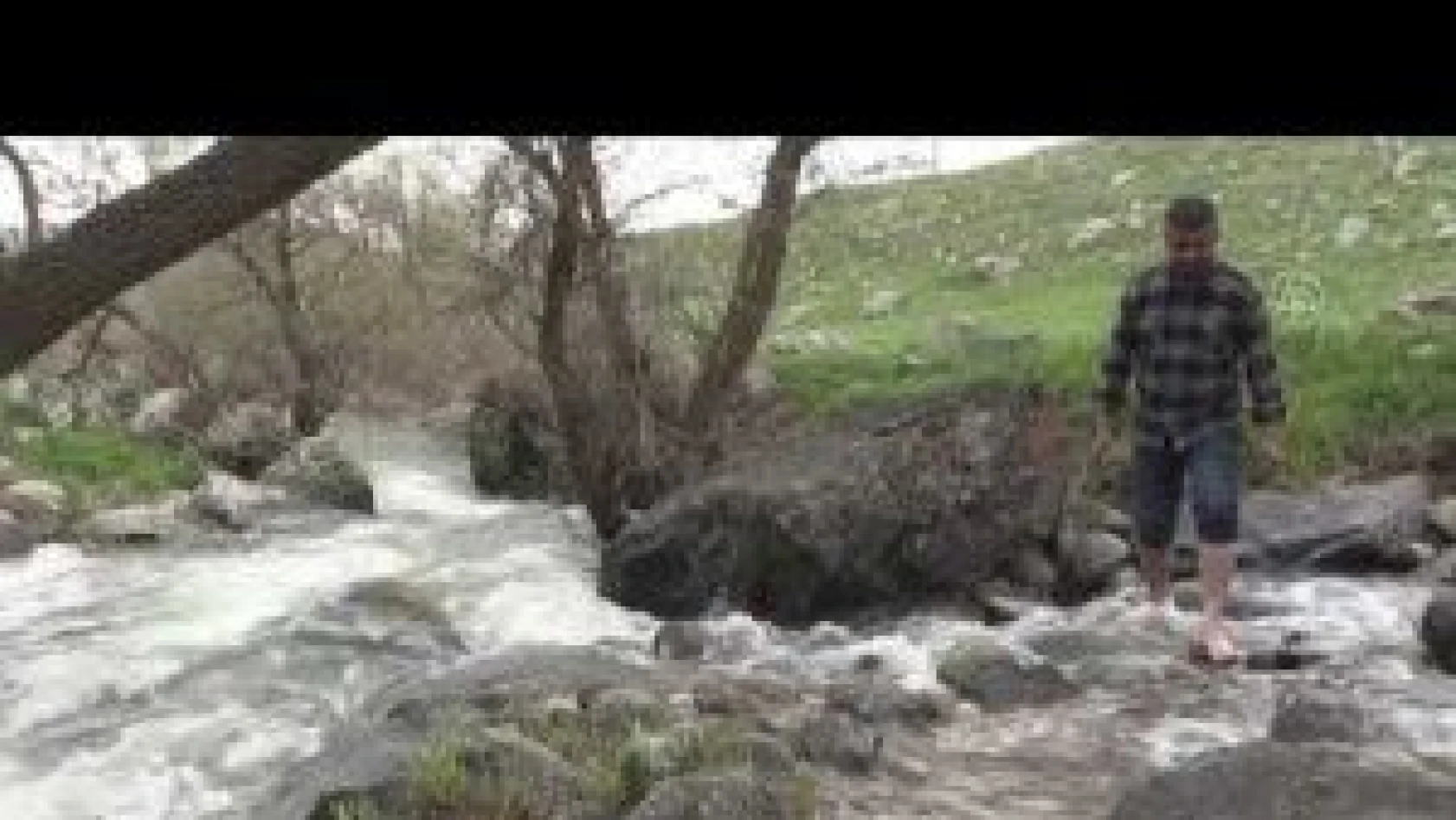 Kar sularıyla beslenen şelalede ilkbahar güzelliği