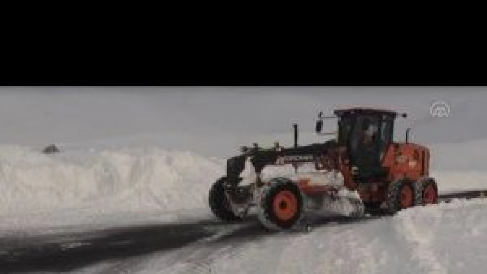 Kars'ta kar ve tipi nedeniyle kapanan Kars Iğdır kara yolu yeniden ulaşıma açıldı